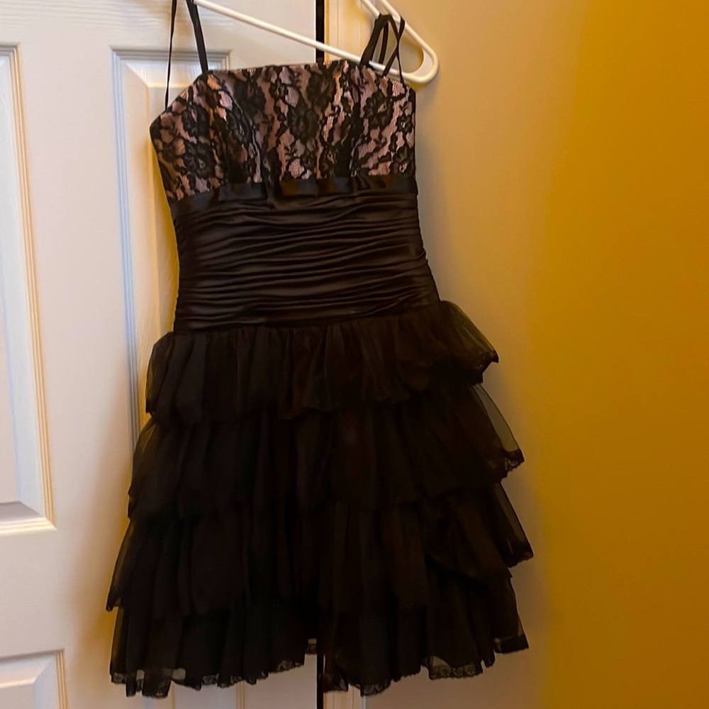 Strapless dress homecoming size 4 black and pink with stays in the the top
